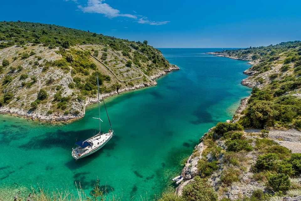 A sailing yacht in a remote and stunning anchorage. This is what you can expect to learn on an RYA Day Skipper sailing course.